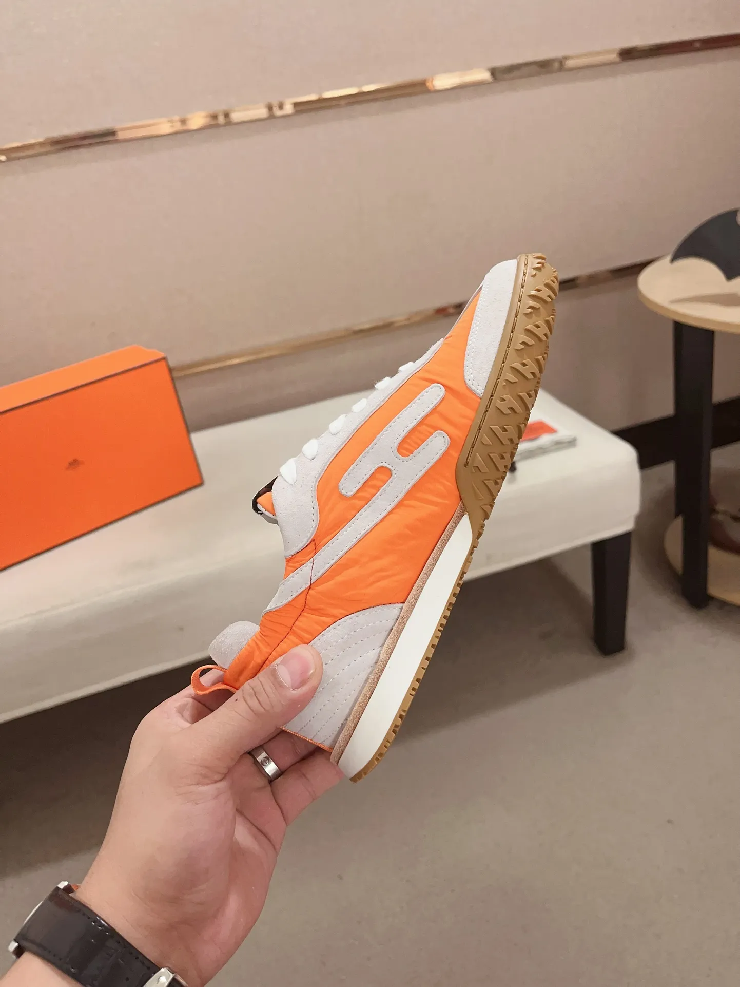 Men's men's shoes 💰: 720💰 Hermes top version # Couple style 💏 24ss casual sneakers Suede goatskin sneakers decorated with contrasting patterns and iconic "H" details, beautifully packaged at the delivery counter 🛍📦 Fabric: suede + cowhide Lining: mixed sheep lining Outsole: original TPU Bottom thickness: 2CM Size: 35-44
